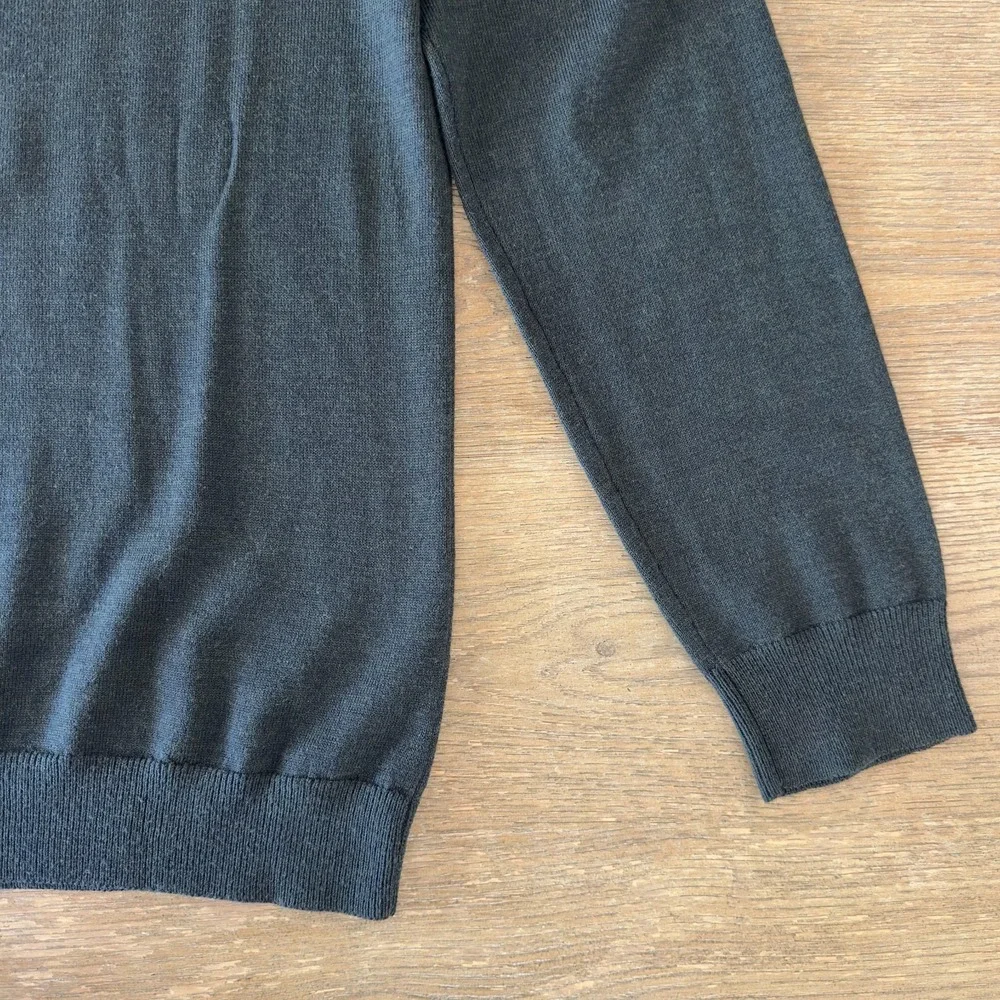Banana Republic Mens L Extra Fine Italian Merino Wool V-Neck Sweater Gray Green